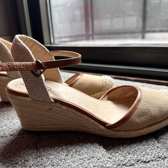 Beautiful beige, leather and crochet pumps with crochet wedge 2inch heels - Picture 4 of 4